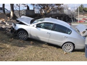 Virajı Alamayan Sürücü Ağaca Çarptı: 1 Yaralı