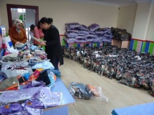 Toros Sema Koleji Suriyeliler İçin Gıda Ve Giyecek Malzemesi Topladı