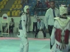 Türk tekvandocunun yere yığıldığı an