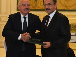 Özhaseki'ye Macaristan'ın En Büyük Nişanı Olan 'Liyakat Nişanı' Verildi