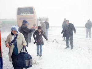 Fırtına yolları kapattı