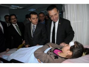 Vali Aksoy, Kazada Yaralanan Öğrencileri Hastanede Ziyaret Etti