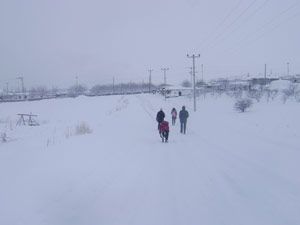 Hamile kadın, yolu kapalı köyde mahsur kaldı