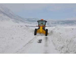 Tatvan Köylerinde Yol Genişletme Çalışmaları Yürütülüyor