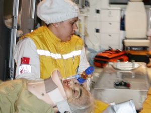 Yaşlı kadın pencereden düştü