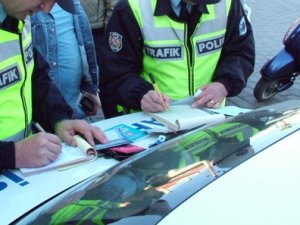 "Seyir halinde araç kullanmak'tan ceza yedi!