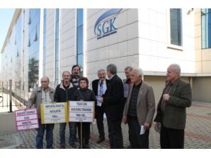 Emeklilerden Sgk Önünde ‘soyuluyoruz’ Eylemi