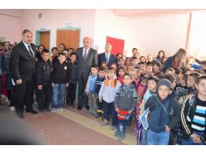 Sarıkaya’da İlköğretim Okulu Öğrencilerine Giysi Yardımı