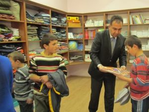 Yoksul Öğrenciler İçin Ücretsiz 'Sosyal Market' Açıldı