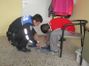 Polisten Öğrencilere Giysi Yardımı