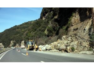 Kaya Parçaları Kırılarak Kaldırılıyor