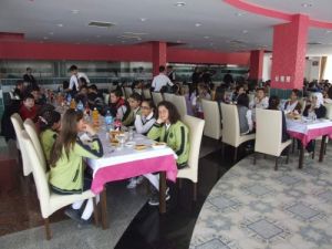 Başarılı Öğrenciler Yemekte Buluştu