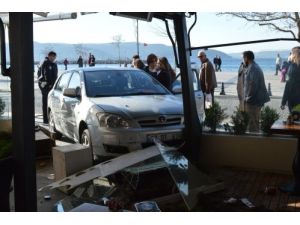 Fren Yerine Gaza Basınca Pastaneye Girdi