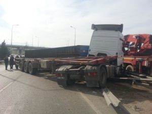 Tır'ın Dorsesi Kamyonetin Üstüne Düştü: 2 Yaralı