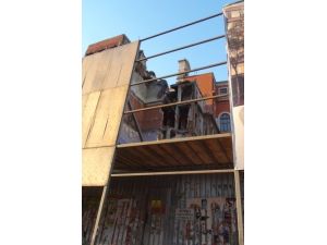 Restore Edilen Binadan Beton Parçaları Düştü: 1 Yaralı