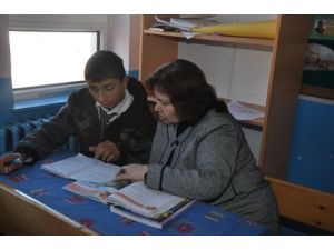 Vali Kolat'ın Eşi, Kaymakam Kazez'le Öğrencileri Ziyaret Etti