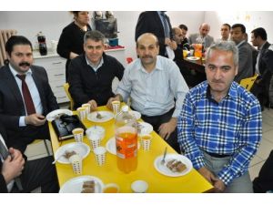 Okul Müdüründen Personele Doğum Günü Sürprizi