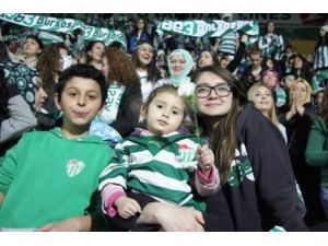 Bursasporlu Kadınlardan Gülümseten Pankartlar