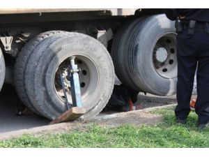 Kamyonun Altında Kalan Bisiklet Sürücüsü Hayatını Kaybetti