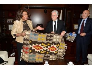 Abd'li Sanatçı Mary Wilson Zihni Aldırmaz'ı Ziyaret Etti