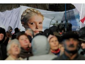 Timoşenko’nun Tedavi Gördüğü Hastane Önünde Taraftarları Toplanıyor