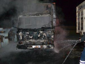 Park halindeki kamyonet yandı.