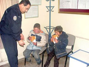 Evden kaçan kardeşler babalarına teslim edildi