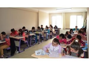 Dershanelerin Burs Sınavları Yoğun İlgi Görüyor