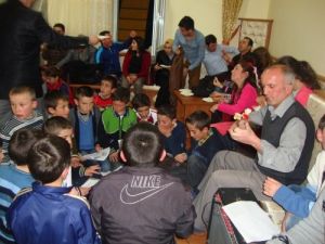 Ebeveynler Çocuklarıyla Aynı Yatakhanede Kaldı