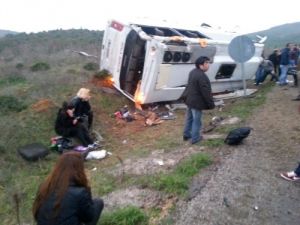 Çanakkale'de Minibüs Devrildi, 22 Kişi Yaralandı (2)