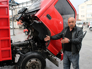 Park halindeki kamyonek alev alev yandı