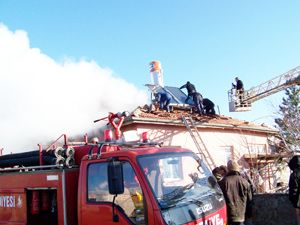 Çatıda çıkan yangın 2 saatte söndürüldü