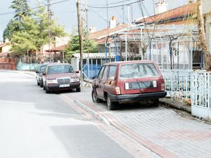 Kaldırımda bir hurda araç