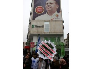 Eğitimciler, Tepki İçin Ak Parti İl Binasına Çelenk Bıraktı