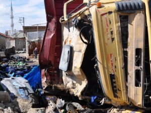 Freni patlayan kamyon traktörü biçti: 1 ağır yaralı