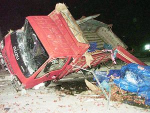 Kamyonet orta refüje çarparak durdu