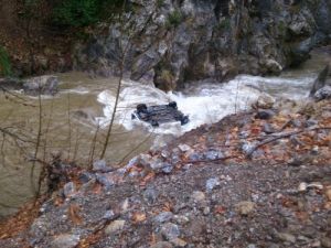 Otomobil Uçuruma Yuvarlandı: 2 Ölü