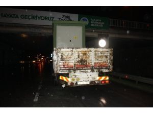 Tır'ın Taşıdığı Trafo Üst Geçide Çarptı