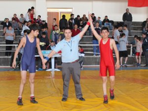 Okullar minderde yarıştı