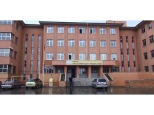 Devamsızlıktan Sınıfta Kalan Öğrenci, Öğretmenini Bıçakladı