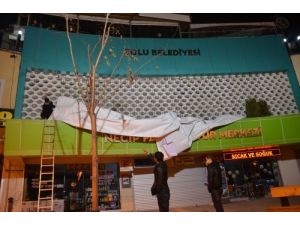 Başbakan'ın Dev Afişinin İpleri Kesildi, Polis Alarma Geçti