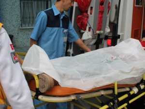 İşe giderken bacağından bıçaklandı