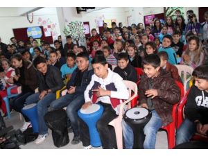 Vali Darbuka Dağıttı, Roman Çocuklar Çaldı