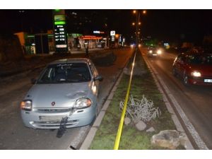 Yola Devrilen Dev Kayalardan Son Anda Kurtuldular