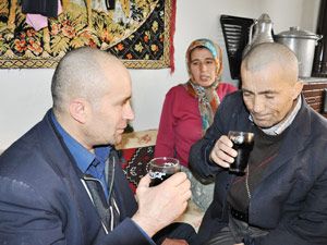 Engelli kardeşlere yengeleri sahip çıktı