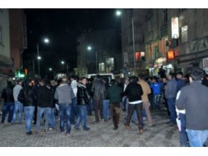 Vedaş Binasına Taşlarla Saldırıldı, Kurum Çalışanları İçeride Mahsur Kaldı