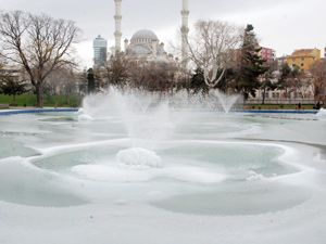 Fuar Kültür Park’ın havuzu dondu