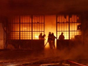 İzmir'de Yağ Deposu Yandı