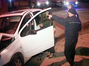 Alkollü kadın kaza yaptı