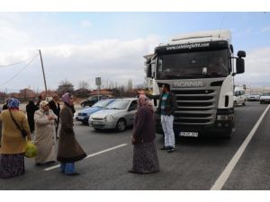 Protesto Eylemi Yapan Kadınlar Yol Kesti